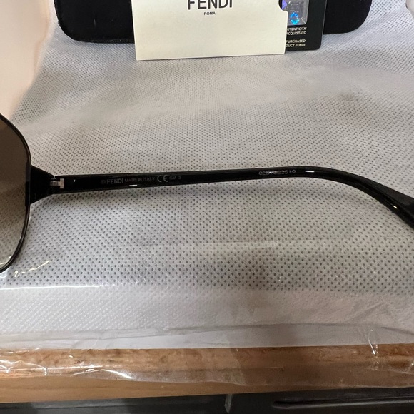 Fendi authentic sunglasses - Picture 4 of 4